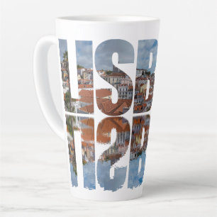 Taza De Café Latte Texto de Lisboa compuesto vista de ciudad antigua