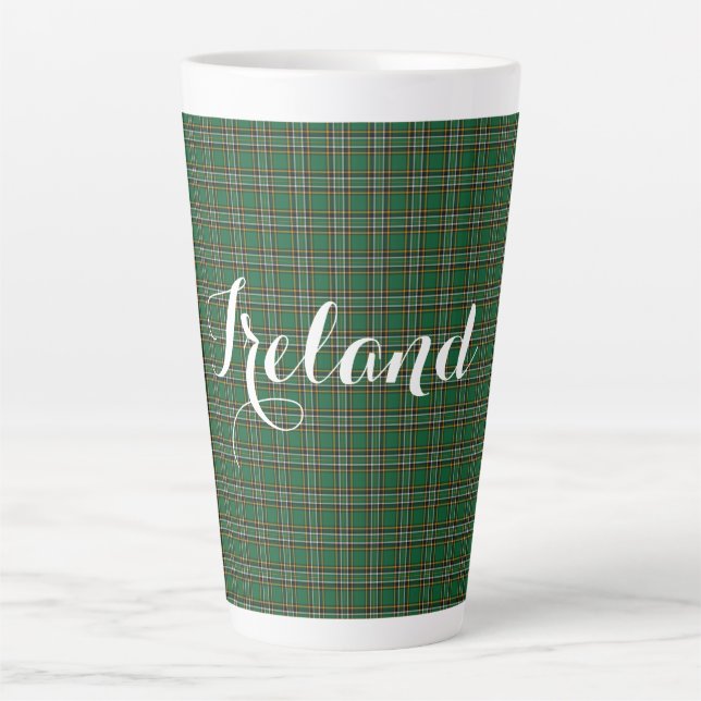 Taza De Café Latte Texto irlandés sobre artán y Personalizable (Anverso)