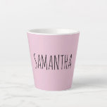 Taza De Café Latte Tipografía moderna Nombre rosa<br><div class="desc">Un moderno y peculiar nombre de tipo de letra con fondo rosado. agrega tu propio nombre o iniciales. Si prefiere elegir entre muchas otras tipografías.</div>