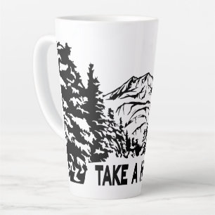 Taza De Café Latte Toma una cita de Hike en el paisaje de montaña mon
