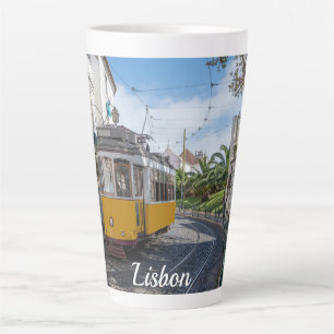 Taza De Café Latte Tranvía amarillo retro en la calle en Lisboa, Port
