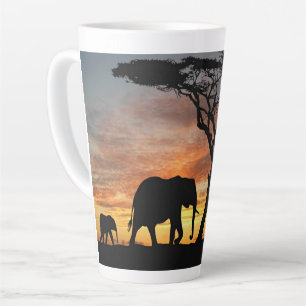 Taza De Café Latte Tres elefantes en altura al atardecer