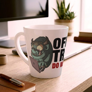 Taza De Café Latte ¡Troll de oficina, no alimentar! Dibujo animado de