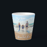 Taza De Café Latte Tu foto favorita latte Mug con texto Personalizado<br><div class="desc">Sillas de lata de fotos y texto personalizado - Único su propio diseño - Familia personalizada / Amigos o regalo de tazas personales - Añadir su foto y texto - Redimensionar y mover elementos con la herramienta de personalización ! Elija fuente / tamaño / color! Buena suerte - Estar contentos...</div>
