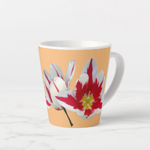 Taza De Café Latte Tulipanes Blancos Rojos Primer Plano Taza de Latte