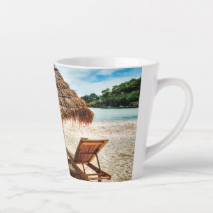 Taza De Café Latte Tumbonas en la playa