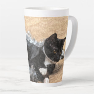 Taza De Café Latte Tuxedo Kitten Tinsel y Luces Paintería