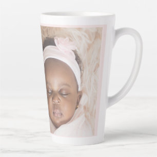 Taza De Café Latte Un bebé fotográfico personalizado dice rosa y blan