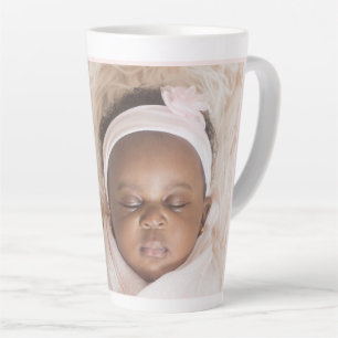 Taza De Café Latte Un bebé fotográfico personalizado dice rosa y blan