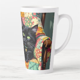 Taza De Café Latte Un gato negro lindo sobre una silla de roca