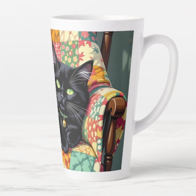 Taza De Café Latte Un gato negro lindo sobre una silla de roca (Derecha)