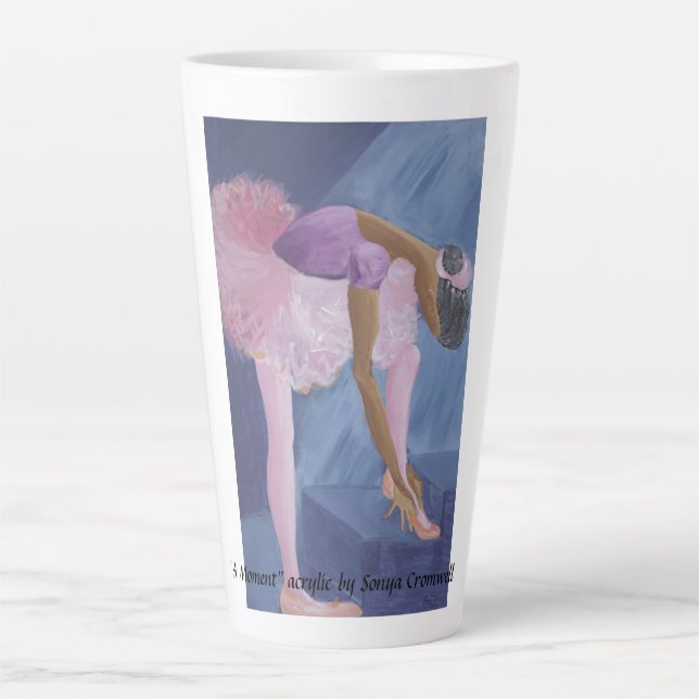 Taza De Café Latte "Un momento" Latte Mug (Anverso)