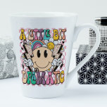 Taza De Café Latte Un poquito Dramático Gracioso Groovy Dice<br><div class="desc">Un poquito dramático Gramny Groovy Diciendo tipografía Café Latte Mug presenta el texto "Un poquito dramático" en la tipografía moderna sobre un fondo de tablero de ajedrez rosa con flores gruesas,  pernos iluminadores y una cara sonriente. Diseñado por Evco Studio www.zazzle.com/store/evcostudio</div>