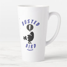 Una jarra de latte con el logo de Busted Bird