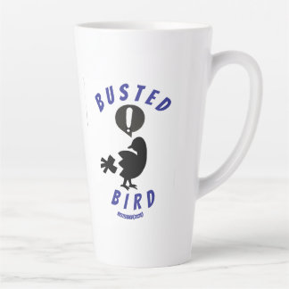 Taza De Café Latte Una jarra de latte con el logo de Busted Bird