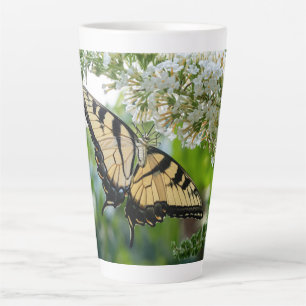 Taza De Café Latte Una mariposa con alas amarillas y negras