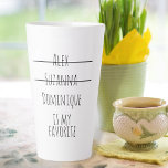 Taza De Café Latte Una niña favorita y divertida nombra a la madre de<br><div class="desc">Pequeño y gracioso diseño moderno minimalista favorito de los niños con nombres tachados en simple letra escrita a mano,  regalo para mamá o abuela para cualquier ocasión.</div>