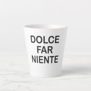 Taza De Café Latte Una taza de latte con letras 