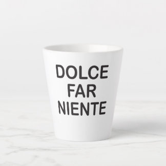 Taza De Café Latte Una taza de latte con letras