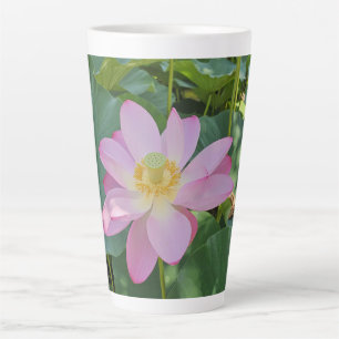 Taza De Café Latte Una vibrante flor de loto