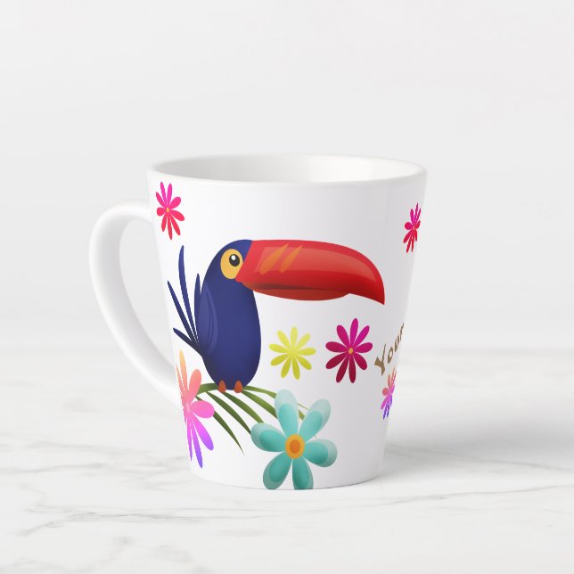 TAZA DE CAFÉ LATTE VIBE TROPICAL. FLORES DE JUNGLE VIBRANTES. TOUCAN  (Ángulo izquierdo)