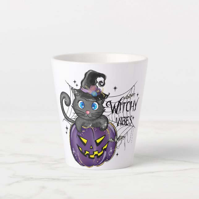 Taza De Café Latte Vibes de cocina - Gato negro sobre un Jack-O-Lante (Anverso)