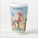 Taza De Café Latte Vintage Christmas, Elves in the Snow Forest Winter<br><div class="desc">Fácil de personalizar latte mug, sólo añade tu nombre! Ilustracion Vintage Victoria Festividad navideña Feliz Navidad con elfos con barbas y gorras puntiagudos caminando en la nieve. Parecen nisse de tomte, nisse o tomtenisse (Suecia) (Noruega y Dinamarca) o tonttu (Finlandia), una criatura mitológica del folklore escandinavo nórdico. El elfo azul...</div>