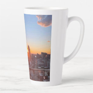 Taza De Café Latte Vista de la azotea al atardecer del horizonte de l
