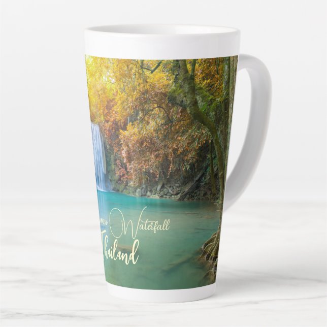 Taza De Café Latte Vista de otoño de la cascada de Erawan en Tailandi (Ángulo derecho)