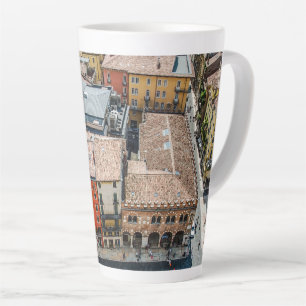 Taza De Café Latte Vista desde arriba de las coloridas fachadas de lo