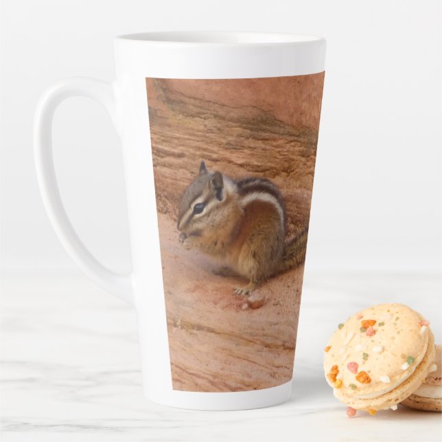 Taza De Café Latte Zion Chipmunk sobre las rocas rojas (In situ)