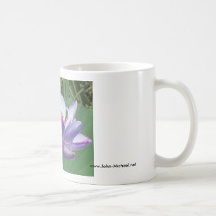 Taza De Café Lavanda Lotus en los jardines acuáticos de