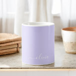 Taza De Café Lavender Purple Girly Script Monograma Nombre mode<br><div class="desc">Lavender Morado Monograma Nombre Café o Taza de Café. Esto hace que el dulce perfecto cumpleaños 16,  boda,  ducha de novia,  aniversario,  ducha de bebé o fiesta de soltera sea regalo para alguien que ama el lujo glam y los estilos de moda.</div>