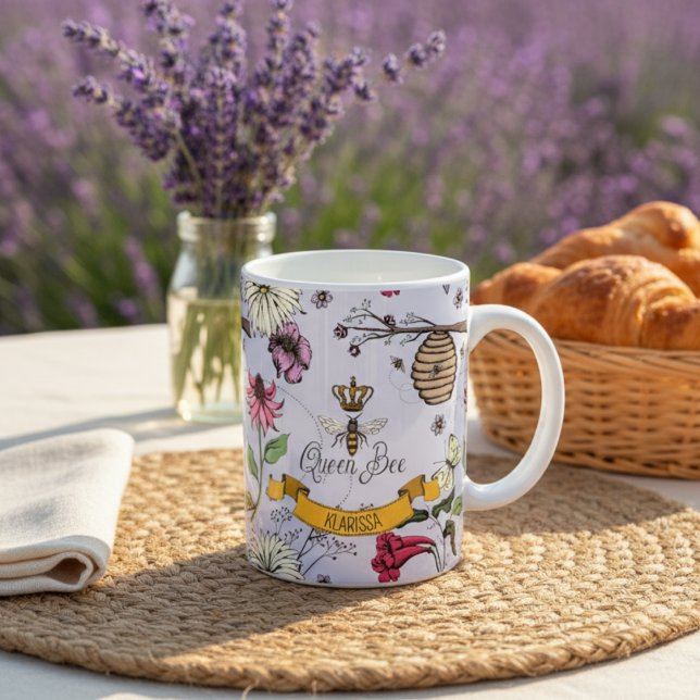 Taza De Café Lavender te queremos a los niños foto y nombre a l (Elegant Floral Queen Bee & Gold Crown Lavender Mug. Queen Bee, Beehive, Honeybees & Sumer Flowers)
