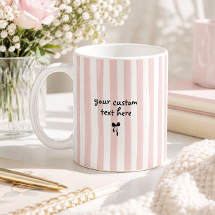 Taza De Café Lazos Coquette de Rayas Rosa Pastel con Texto Pers