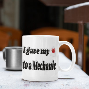 Taza De Café Le di mi corazón a un texto negro mecánico