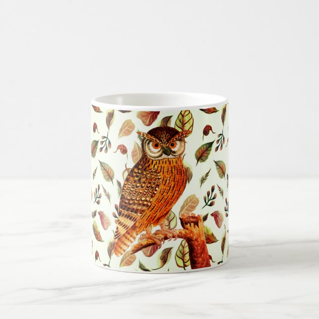 Taza De Café Lechuza marrón en otoño deja el fondo (Centro)