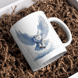 Taza De Café Lechuza nevada en medio de un arenque en acuarela