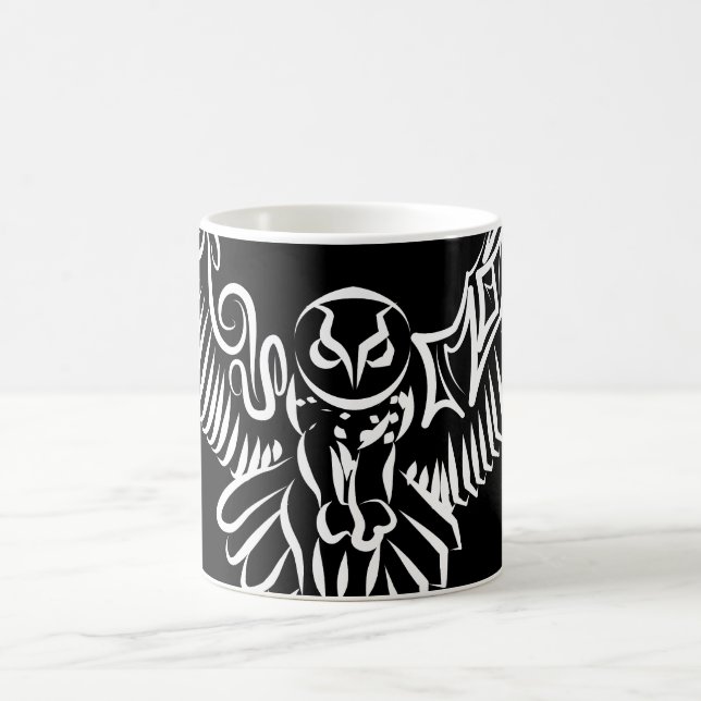 Taza De Café Lechuza voladora tribal blanca y negra (Centro)