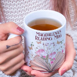 Taza De Café Leer el nombre del libro floral original del amor<br><div class="desc">Un libro abierto con flores y mariposas con el texto personalizado "lectura de la taza",  un gran regalo para un librero o miembro del club de lectura,  para cualquier ocasión.</div>