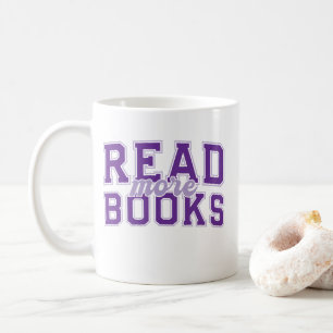 Taza De Café Leer Más Libros Morado Varsity Lectores Adictos a