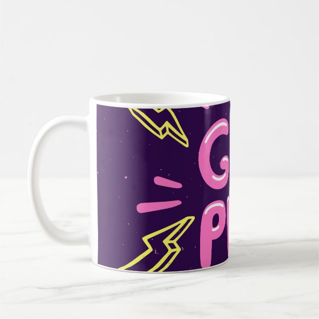 Taza De Café Lema feminista del poder chica, fondo violeta. (Izquierda)