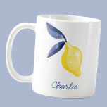 Taza De Café Lemon Personalizado<br><div class="desc">Bonito acuarela diseño de limón cítrico en amarillo con hojas azul marino para una foto de verano de la vitamina C. Arte original de Nic Squirrell. Cambie o quite el nombre que desea personalizar.</div>