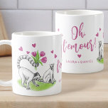 Taza De Café Lemur y Tulips Amor romántico Funny Pun Nombre de<br><div class="desc">Este lindo tazón de café muestra un ilustracion de lemur romántico dibujado a mano dando tulipanes rosados a su amor y un divertido juego de palabras francés que dice "¡Oh l'Emour!". Hace un regalo encantador y humorístico para el El día de San Valentín, para el aniversario y el cumpleaños, o...</div>