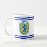 Taza De Café León de Judá Emblem Ariel Hebreo<br><div class="desc">Clásico blanco de 11 onzas. tazón con una imagen, a ambos lados, de un león azul y amarillo del emblema de Judah con "Ariel" en hebreo con letras azules encima de él y doble bordes de rayas azules. Vea placas de papel, baldosas cuadradas de cerámica y tiras acuáticas. Vea toda...</div>