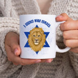 Taza De Café León de la Estrella de Judá de David. Estoy de pie<br><div class="desc">¡Esta impresionante taza es el regalo perfecto para alguien que quiere mostrar su apoyo a Israel! Un León de Judá pintado digitalmente es el punto central, sobre la Estrella de David en el fondo. La tipografía moderna dice: "Estoy con Israel" en azul, y el mismo diseño está a ambos lados...</div>