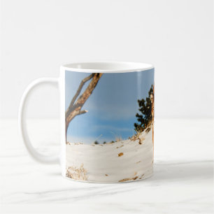 Taza De Café León de montaña sobre colina nevada