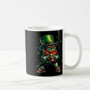 Taza De Café Leprechaun Jugando Al Fútbol En El Día Del Deporte