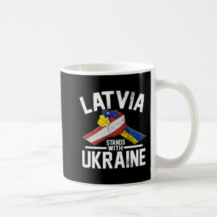 Taza De Café Letonia está de pie con la bandera ucraniana leton