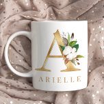 Taza De Café Letra acuarela floral y dorada a monograma<br><div class="desc">Un tazón de café personalizado con una letra falsa de oro "A" monograma,  con ilustraciones decorativos de acuarela floral y follaje. Personalizar fácilmente con tu nombre o crea un regalo único para tus seres queridos.</div>